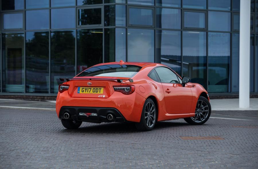  Toyota GT 86 Orange Edition 2017 года  (UK) (фото 16 из 18)